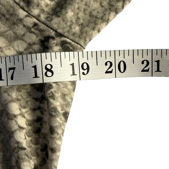 Tahari Womens Grey Snakeskin Print Keyhole Neck 3/4 Sleeve Blouse Top Small - Picture 5 of 8